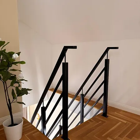 Spacious 2-level I Free Parking *
