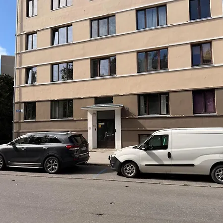 Spacious 2-level I Free Parking